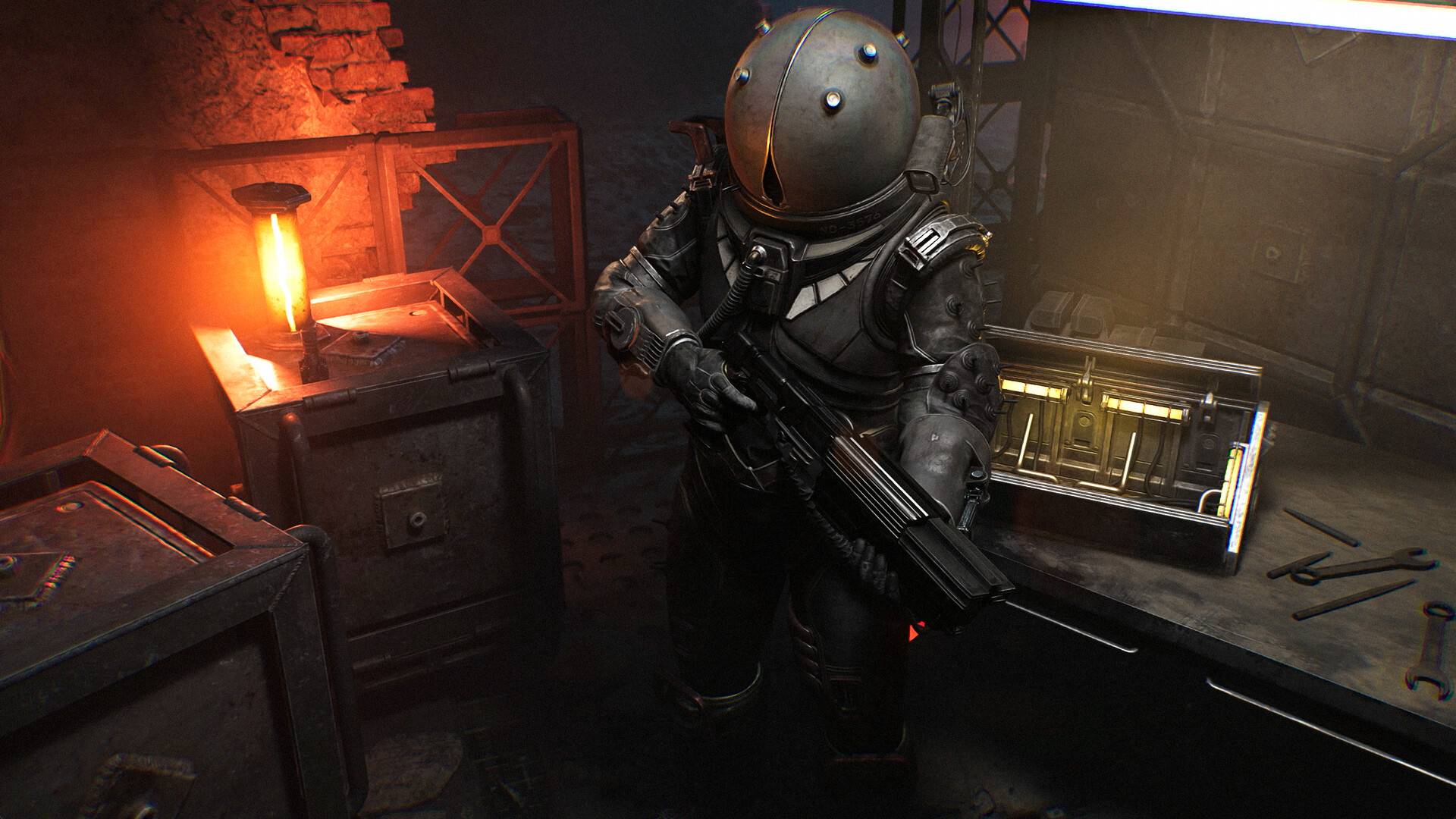 Screenshot aus Cronos: The New Dawn – eine Figur in schwerer Raumanzug-Rüstung hält ein Gewehr in einem schwach beleuchteten Technikraum mit Werkzeugen und Kisten