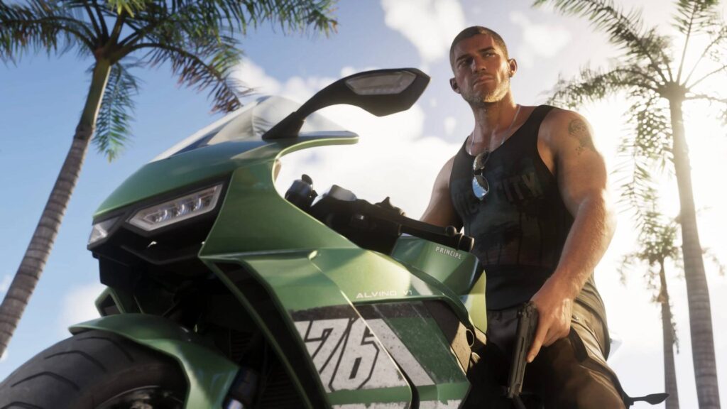 GTA 6 zeigt Jason auf einem grünen Motorrad unter Palmen vor hellem Himmel.