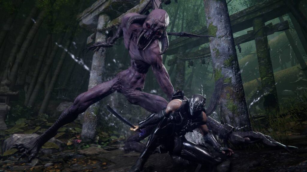 Ninja Gaiden 4 Screenshot: Ryu Hayabusa weicht mit gezogenem Katana einem großen Dämon aus, nasser Bambuswald mit Torii-Tor.