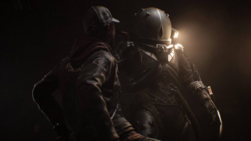 Zwei Figuren in düsterer Szene von einem Horrorspiel: eine Person mit Cap und Jacke steht einem bedrohlich wirkenden Charakter in schwarzer, futuristischer Rüstung mit Helm und Schläuchen gegenüber. Dramatisches Licht verstärkt die unheimliche Atmosphäre