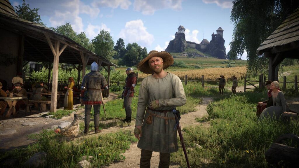 Kingdom Come Deliverance II – fröhlicher Bauer im mittelalterlichen Dorf, Ritter und Dorfbewohner im Hintergrund, mit Burg auf einem Hügel