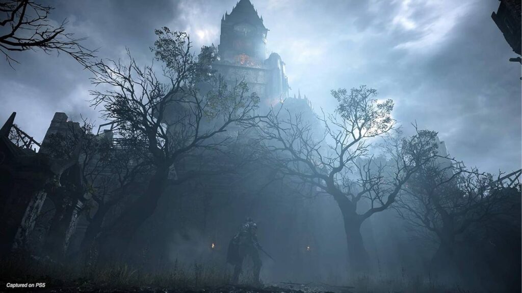 Ein Ritter blickt auf ein düsteres Schloss im Nebel – stimmungsvolle Szene aus Demon’s Souls (PS5 Remake).