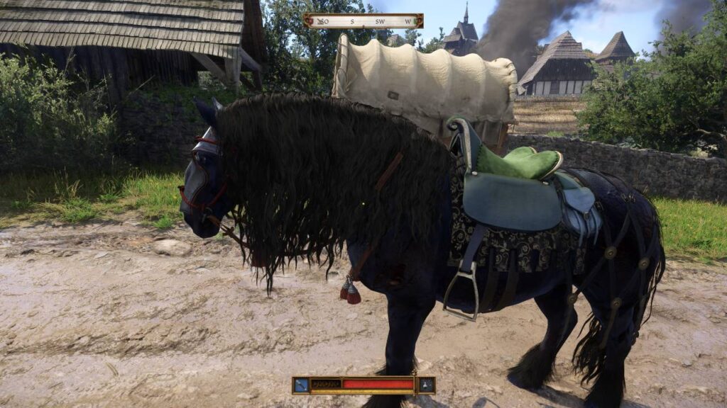 Das legendäre Geisterpferd in Kingdom Come: Deliverance II mit schwarzem Fell und verziertem Sattel auf einem Feldweg.