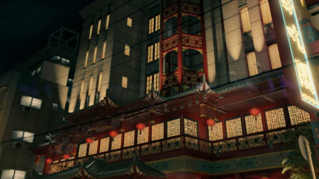 Traditionelles, rot-goldenes Gebäude im nächtlichen Chinatown von Yakuza: Like a Dragon, beleuchtet von warmem Neonlicht und voller städtischer Atmosphäre