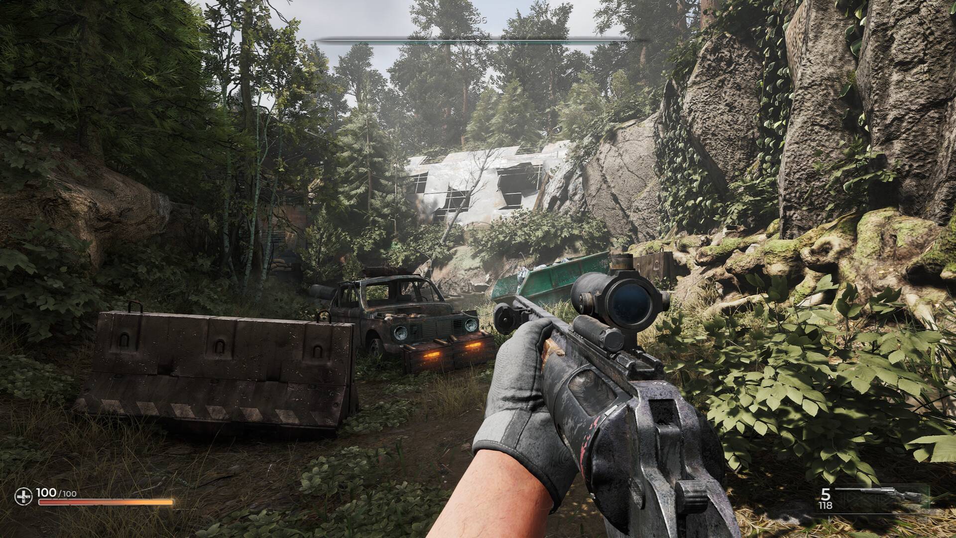 PIONER Gameplay-Screenshot aus der Ego-Perspektive mit Zielvisier, verlassenen Autos und überwucherter Umgebung in einer postapokalyptischen Landschaft.