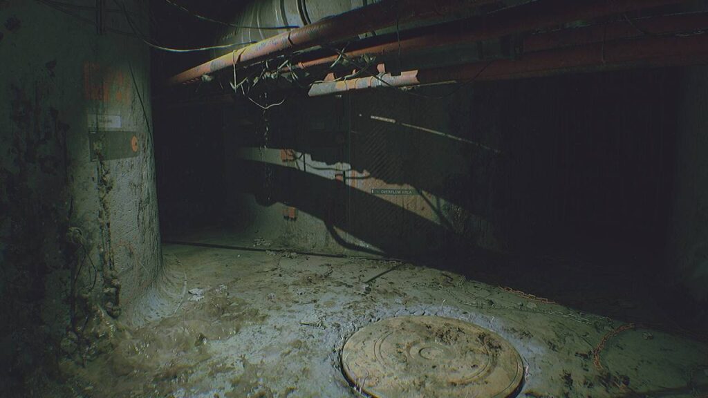 Dunkler Wartungstunnel in ROUTINE, mit beschädigten Rohren und einem schmutzigen Boden voller Spuren.