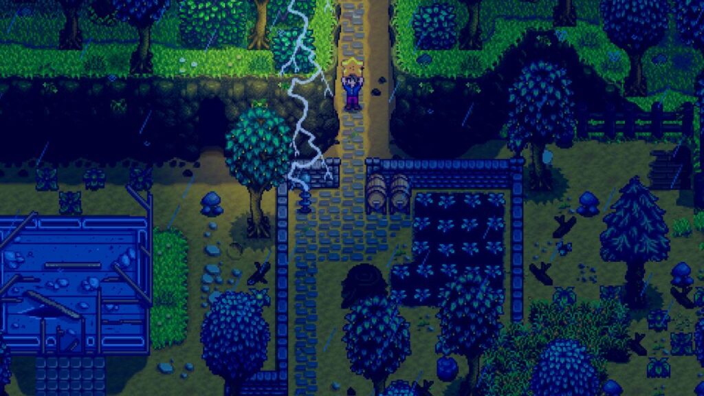 Nachtszene aus Stardew Valley mit Regen, Gewitter und einer Spielfigur auf einem Weg zwischen Feldern und Bäumen.