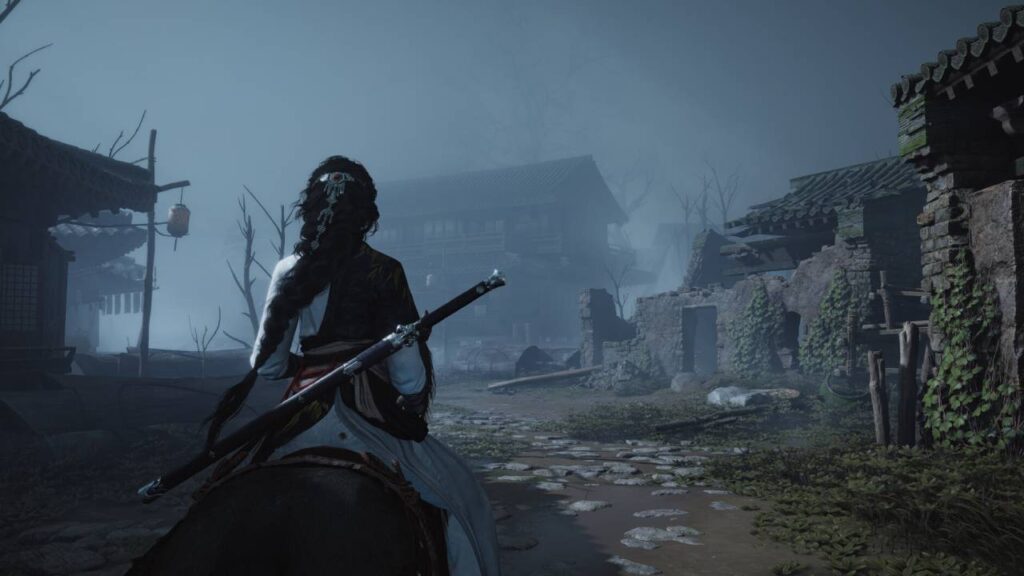 Eine Kriegerin auf dem Pferd reitet durch ein nebelverhangenes, zerstörtes Dorf in Where Winds Meet.