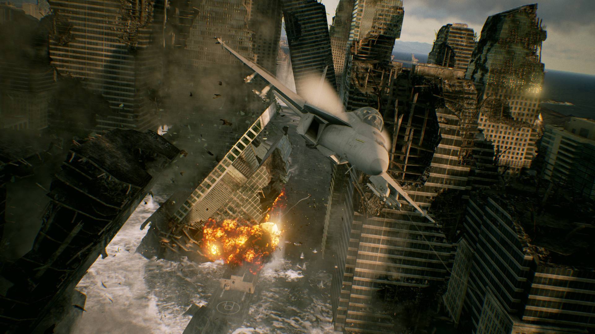 Kampfjet aus Ace Combat 7 fliegt durch eine zerstörte Stadt mit Explosionen im Hintergrund.