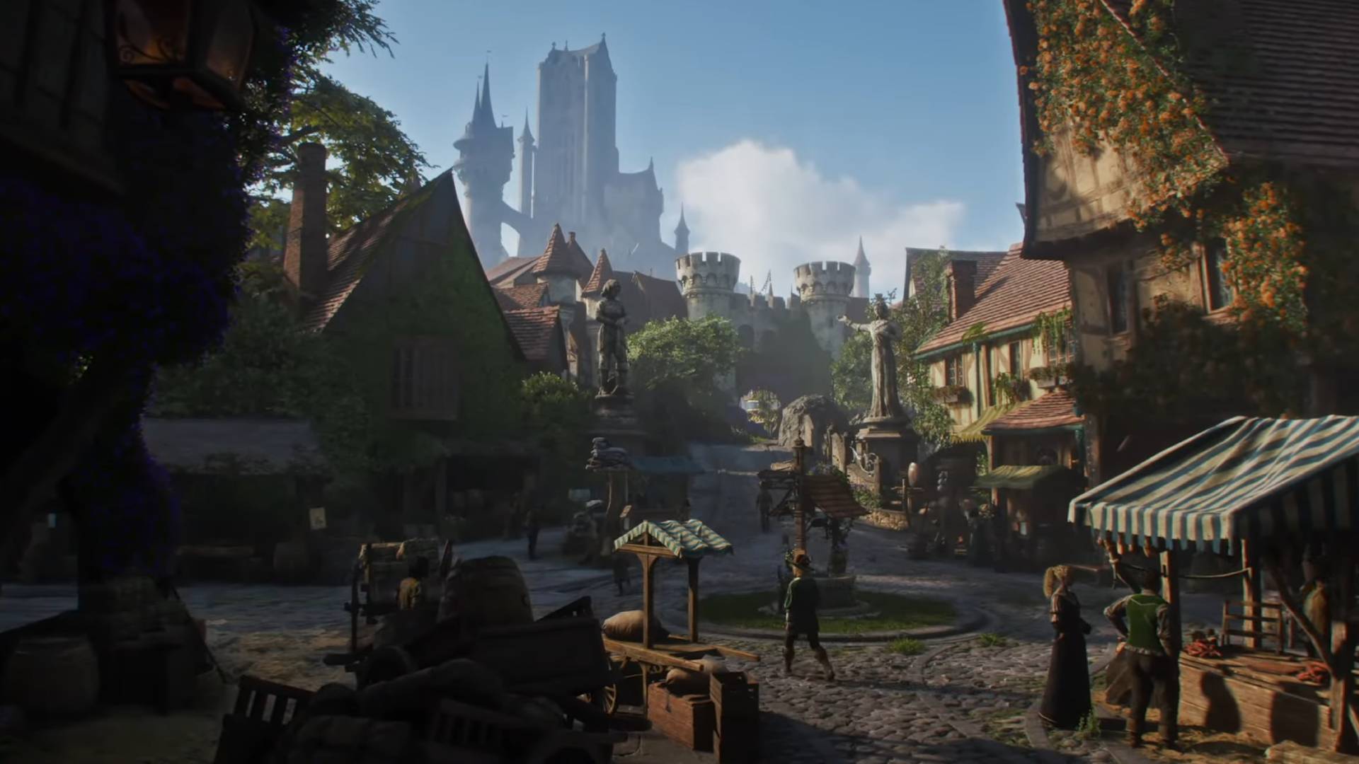 Belebter Marktplatz in Fable mit mittelalterlichen Häusern und Burganlage im Hintergrund