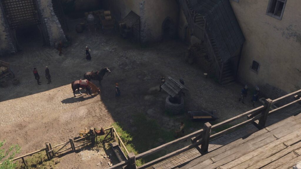 Blick in einen mittelalterlichen Burghof mit NPCs und Pferden in Kingdom Come Deliverance II