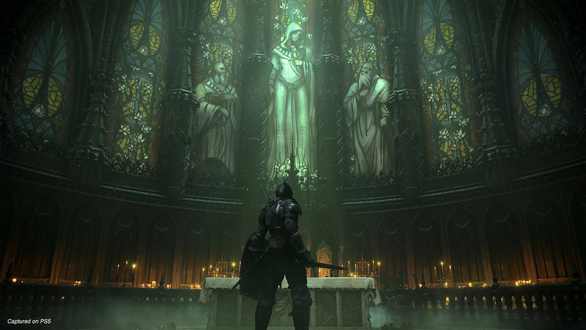Ritter steht in der Kathedrale von Boletaria vor einer monumentalen Statue im Demon’s Souls Remake