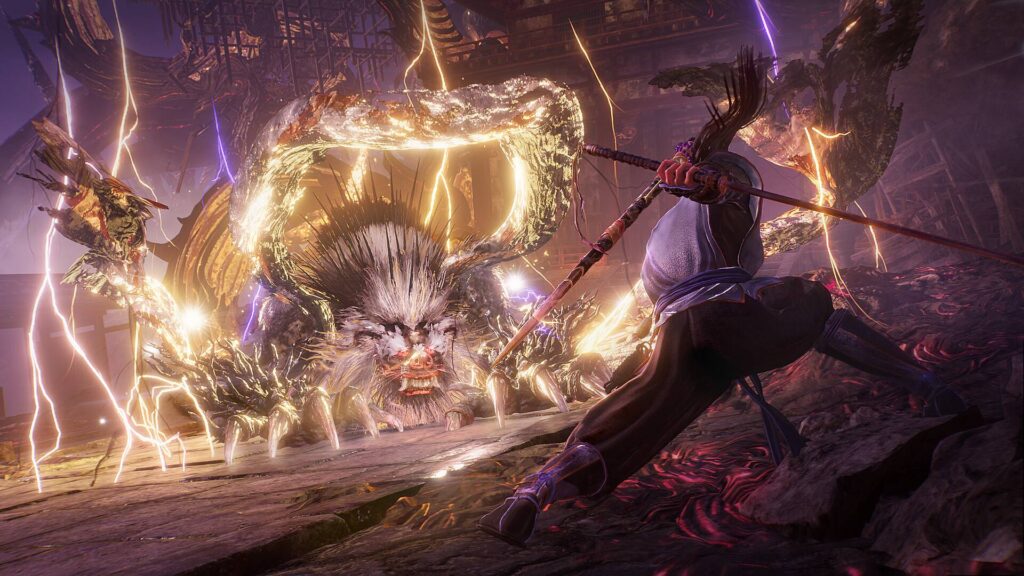 Ein Samurai stellt sich in Nioh 3 einem mächtigen Yokai-Boss, während Blitze und leuchtende Energieattacken den intensiven Kampf in einer zerstörten Tempelumgebung erhellen.
