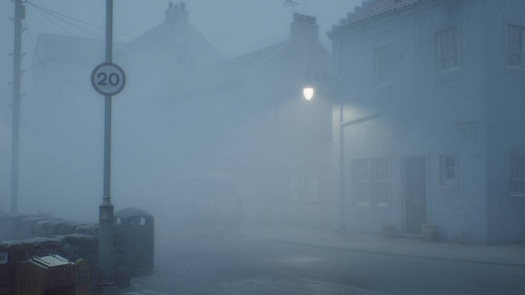 Dichte Nebelszene in ruhiger Vorstadtsiedlung mit schwacher Straßenbeleuchtung