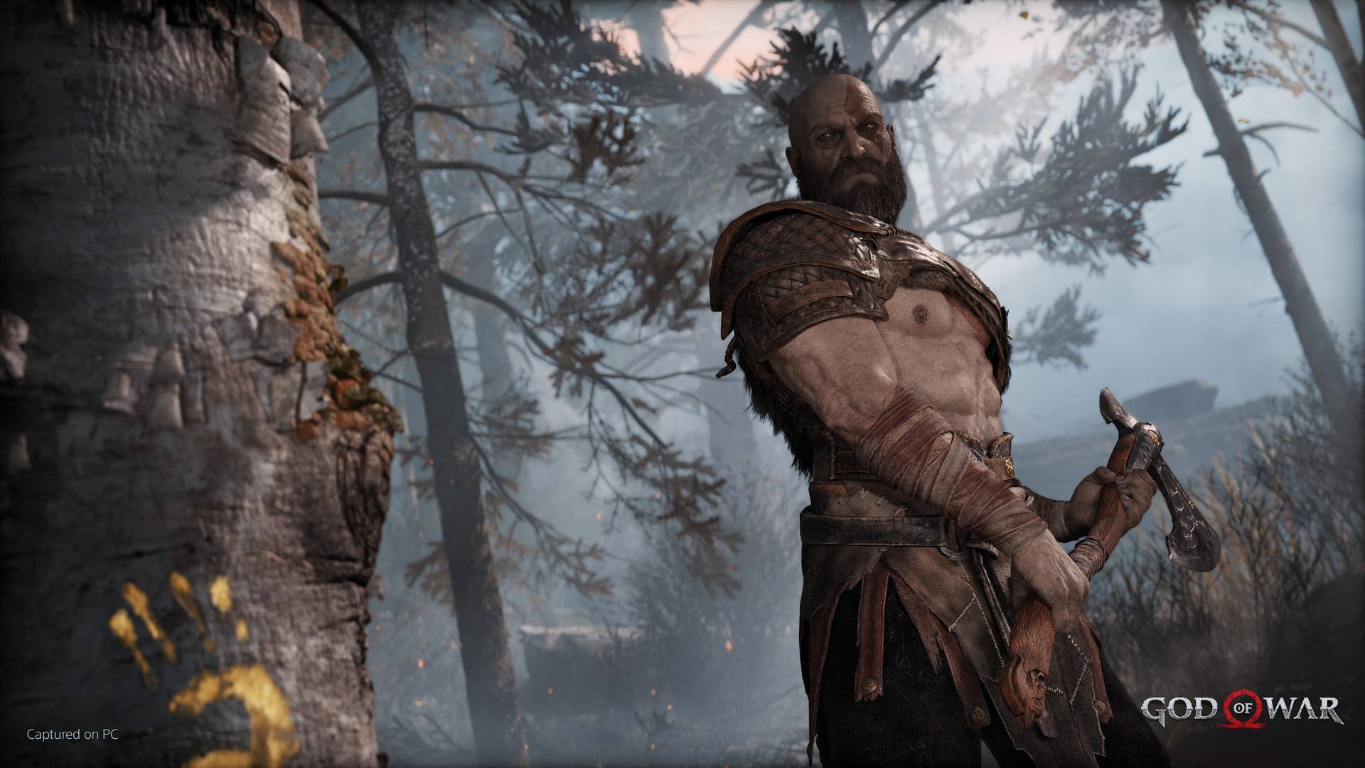 Szene aus God of War mit Kratos im Wald und erhobener Leviathan-Axt