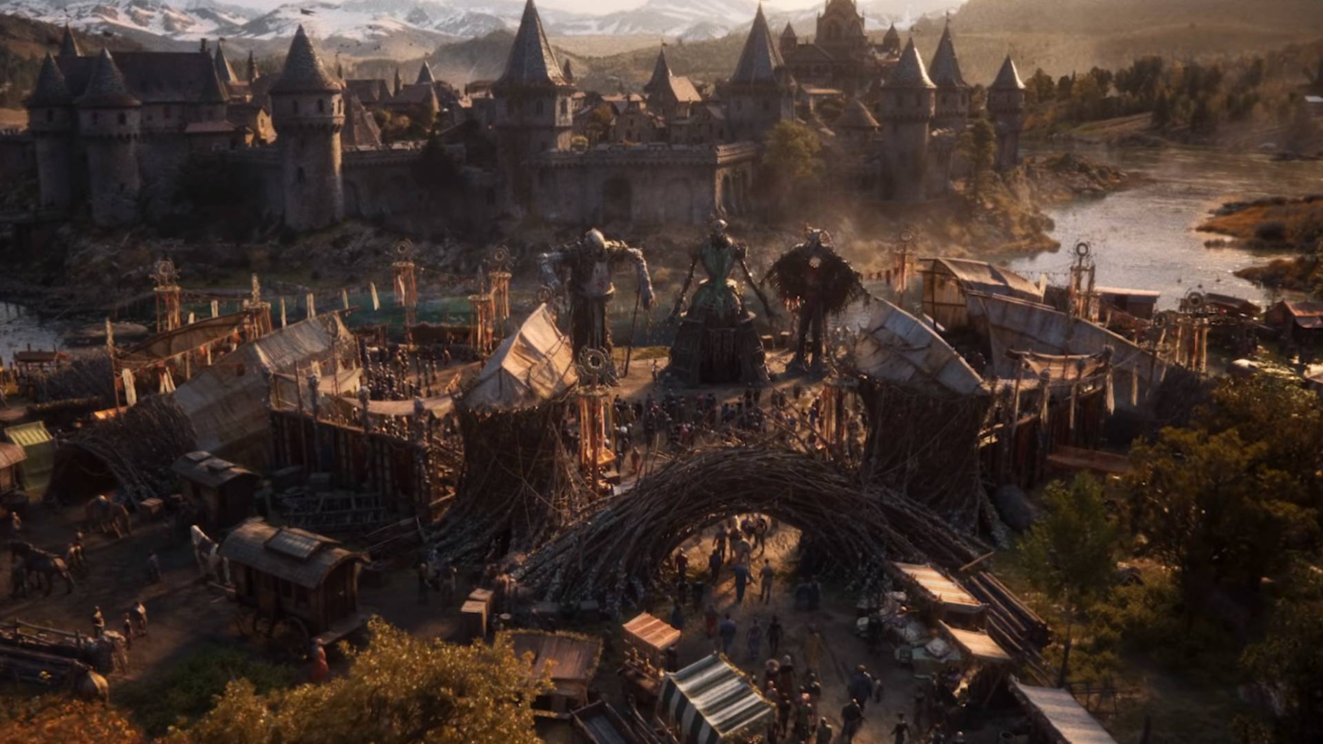 Belebter Marktplatz vor mittelalterlicher Stadt in Divinity