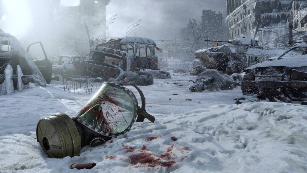 Blutige Gasmaske im Schnee vor zerstörter Stadt in Metro Exodus