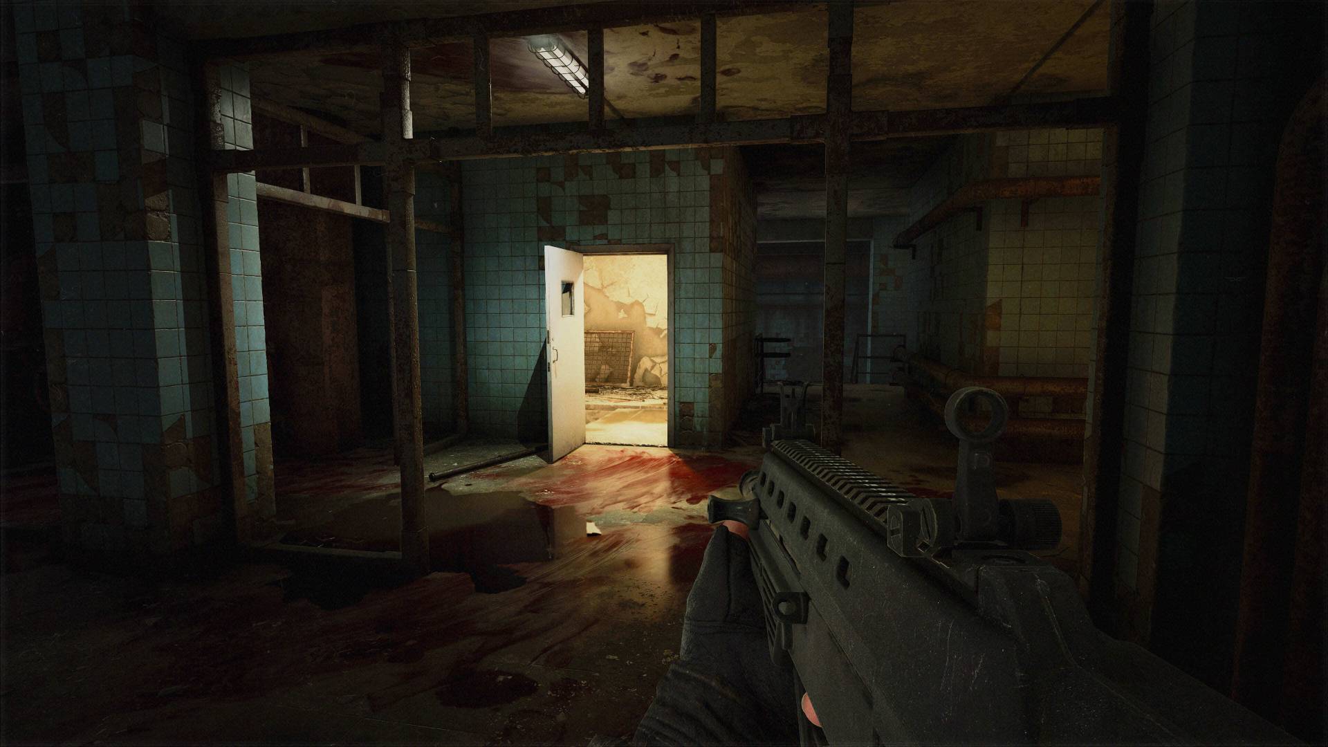 Stalker 2 Szene zeigt verlassene Anlage mit Blutspuren und gezogener Waffe in düsterer Atmosphäre
