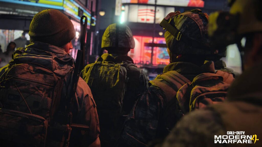 Alt: Soldaten in taktischer Ausrüstung bewegen sich nachts durch eine neonbeleuchtete Stadt in Call of Duty: Modern Warfare 4.
