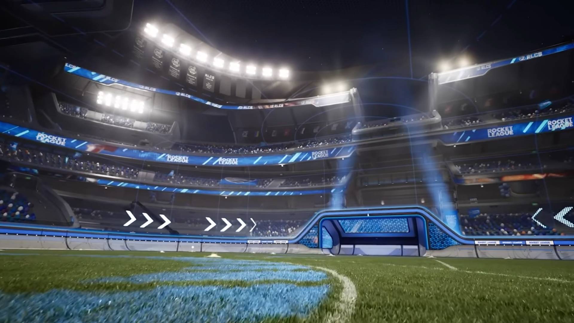 Rocket-League-Arena mit blauem Tor, Flutlicht und Stadionrängen aus niedriger Kameraperspektive