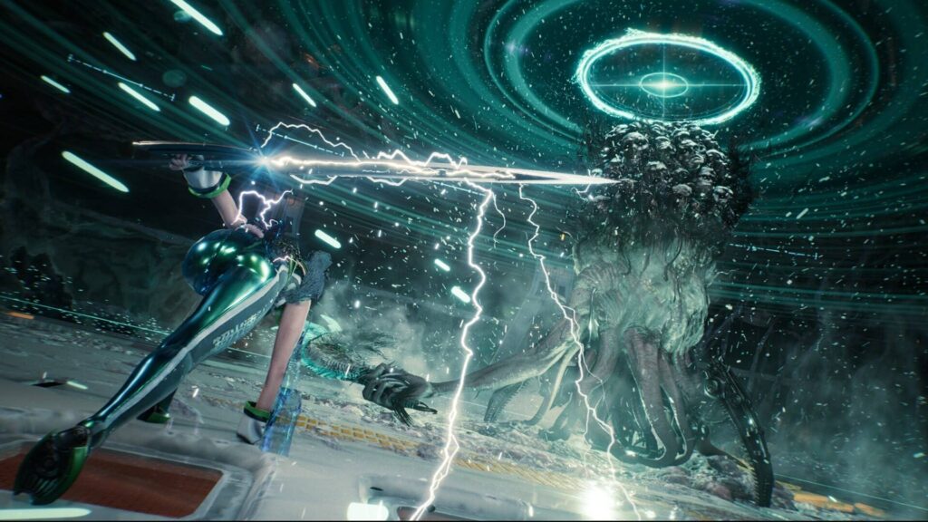 Stellar Blade zeigt rasanten Bosskampf mit futuristischer Kämpferin, Blitzen und monströsem Gegner in einer Sci-Fi-Arena