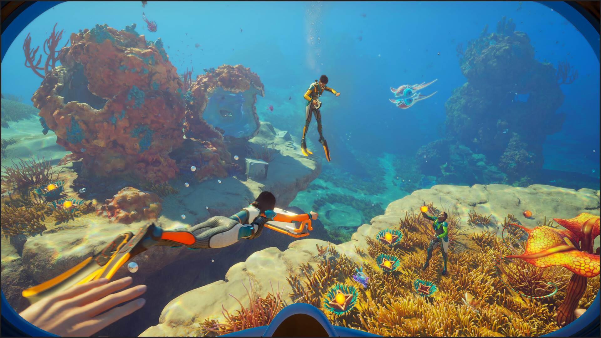 Subnautica 2 zeigt mehrere Spieler beim gemeinsamen Tauchen durch bunte Unterwasserlandschaft voller Korallen und Meereswesen