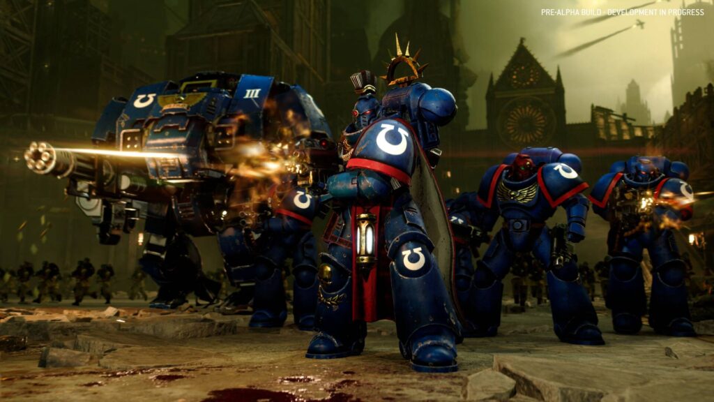Ultramarines und ein schwer bewaffneter Dreadnought rücken in Total War: Warhammer 40,000 durch eine zerstörte Stadt vor.