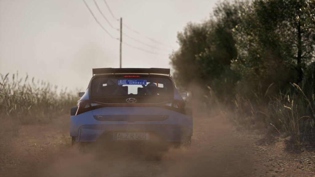 Assetto Corsa Rally zeigt einen blauen Rallye-Wagen auf einer staubigen Schotterstraße bei der Rallye Griechenland.