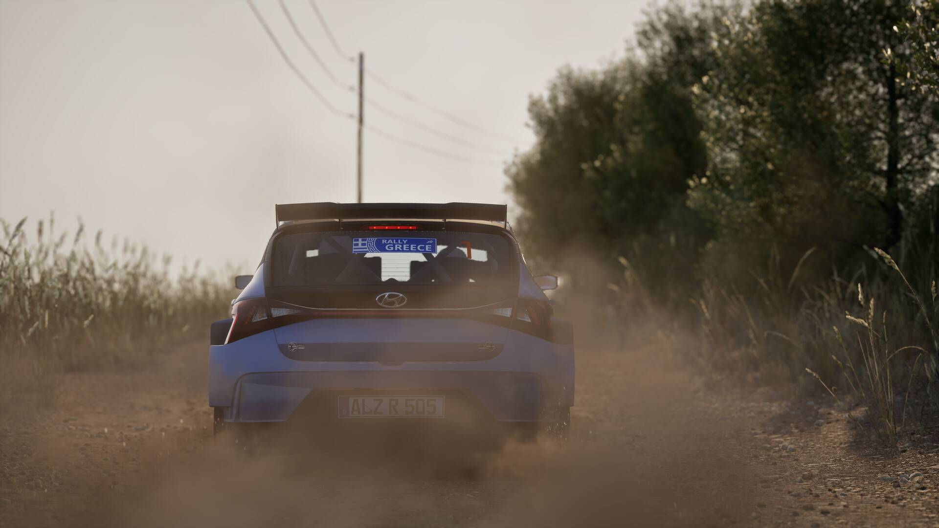 Assetto Corsa Rally zeigt einen blauen Rallye-Wagen auf einer staubigen Schotterstraße bei der Rallye Griechenland.