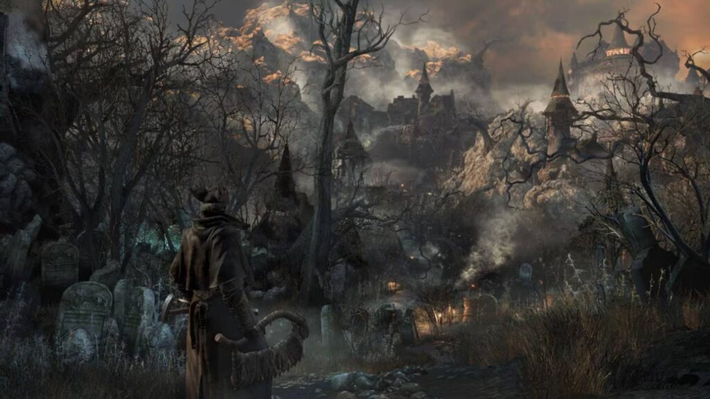 Bloodborne. Spieler blickt von einem düsteren Friedhof auf eine neblige gotische Stadt mit kahlen Bäumen und Felsen im Hintergrund.