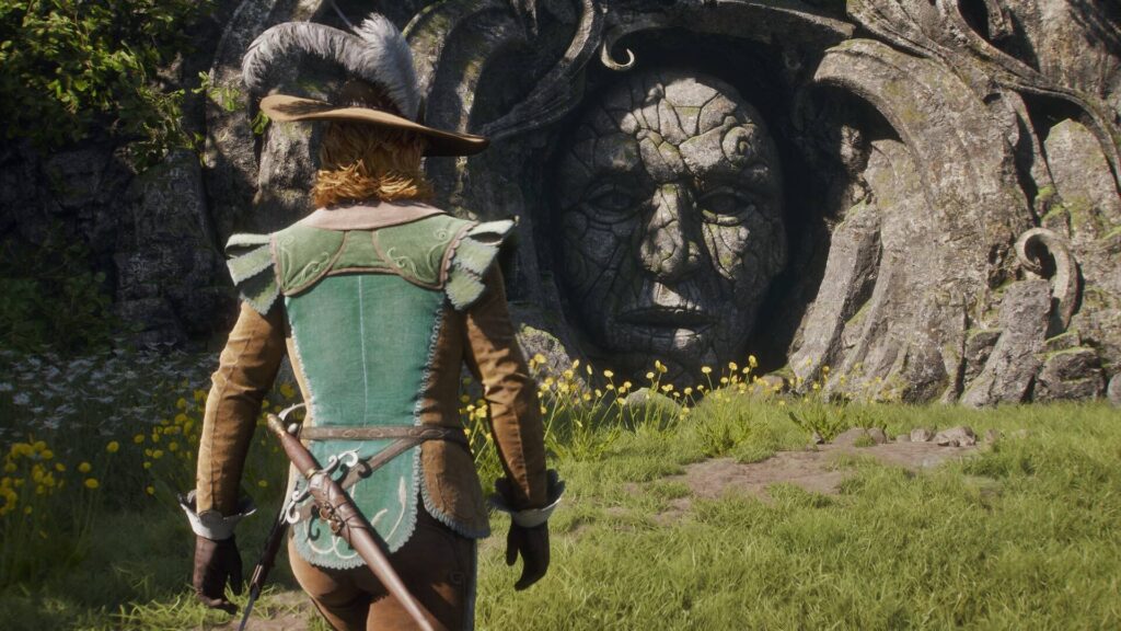 Fable-Spielfigur steht vor einem steinernen Gesicht in einer bewachsenen Ruine in Albion.