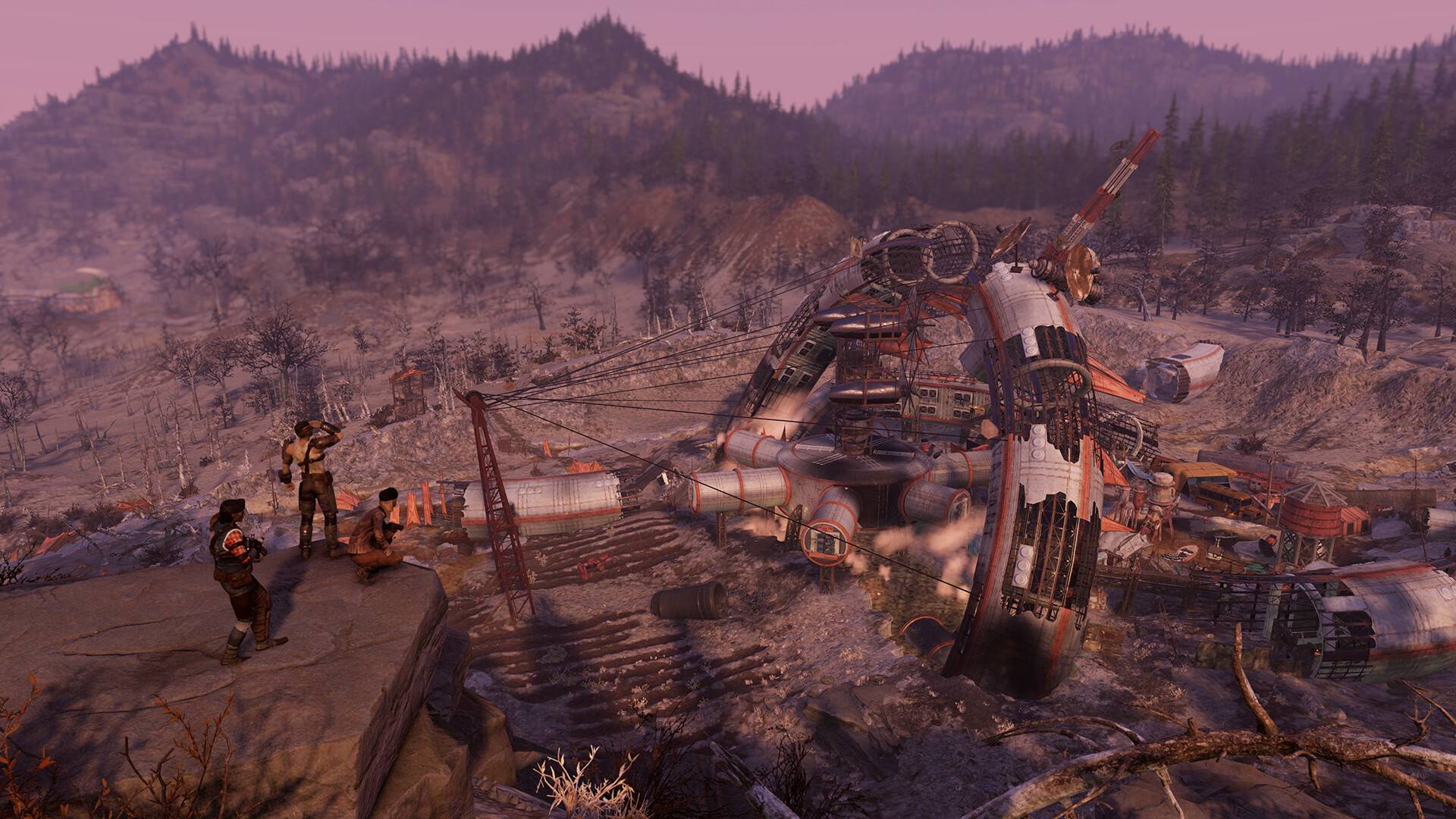 Fallout 76 zeigt ein abgestürztes Raumschiff zwischen Hügeln, Schrott und verbrannter Landschaft