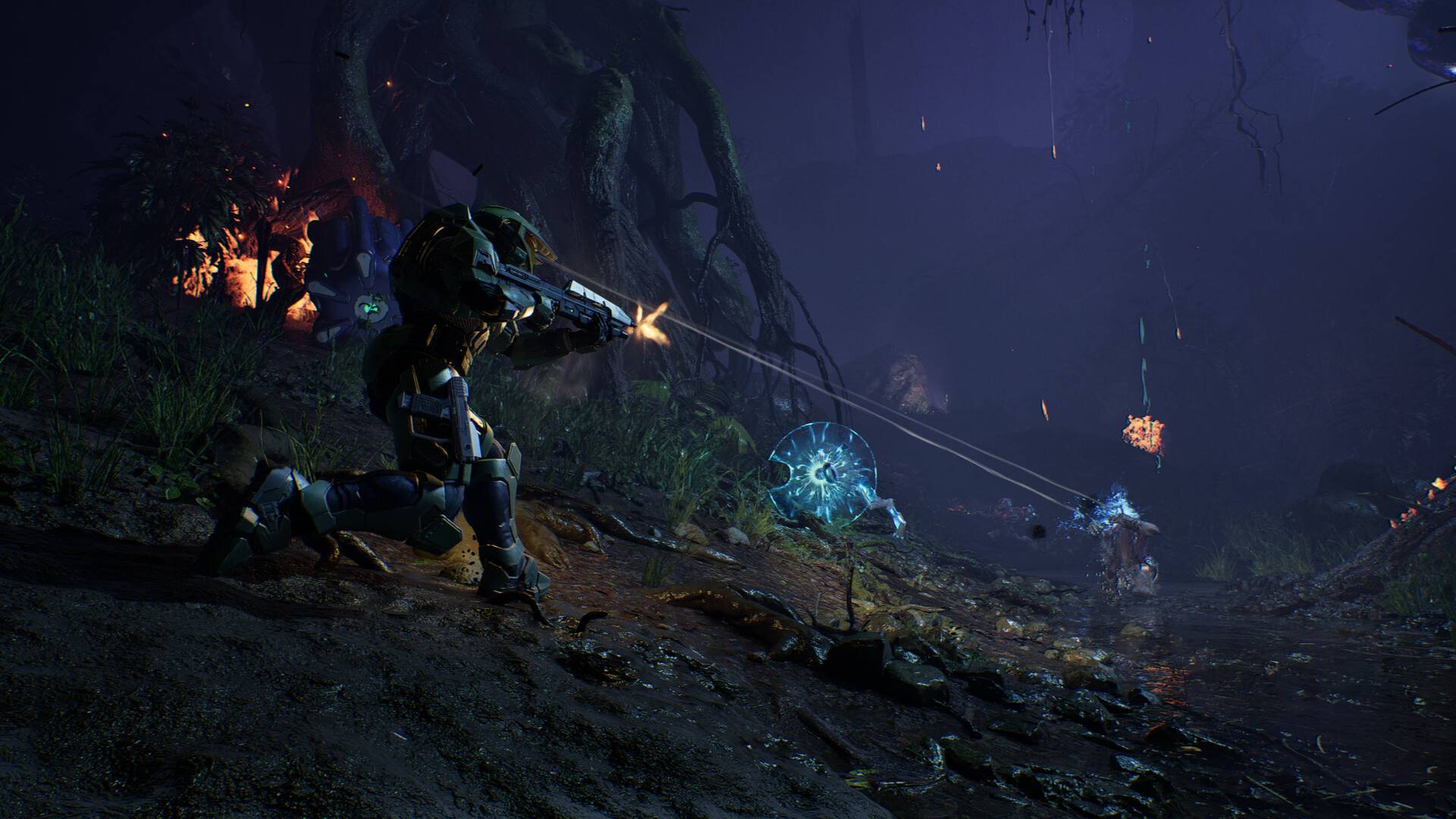 Master Chief kämpft in Halo: Campaign Evolved aus der Third-Person-Perspektive gegen Covenant-Gegner in einem dunklen Dschungel.