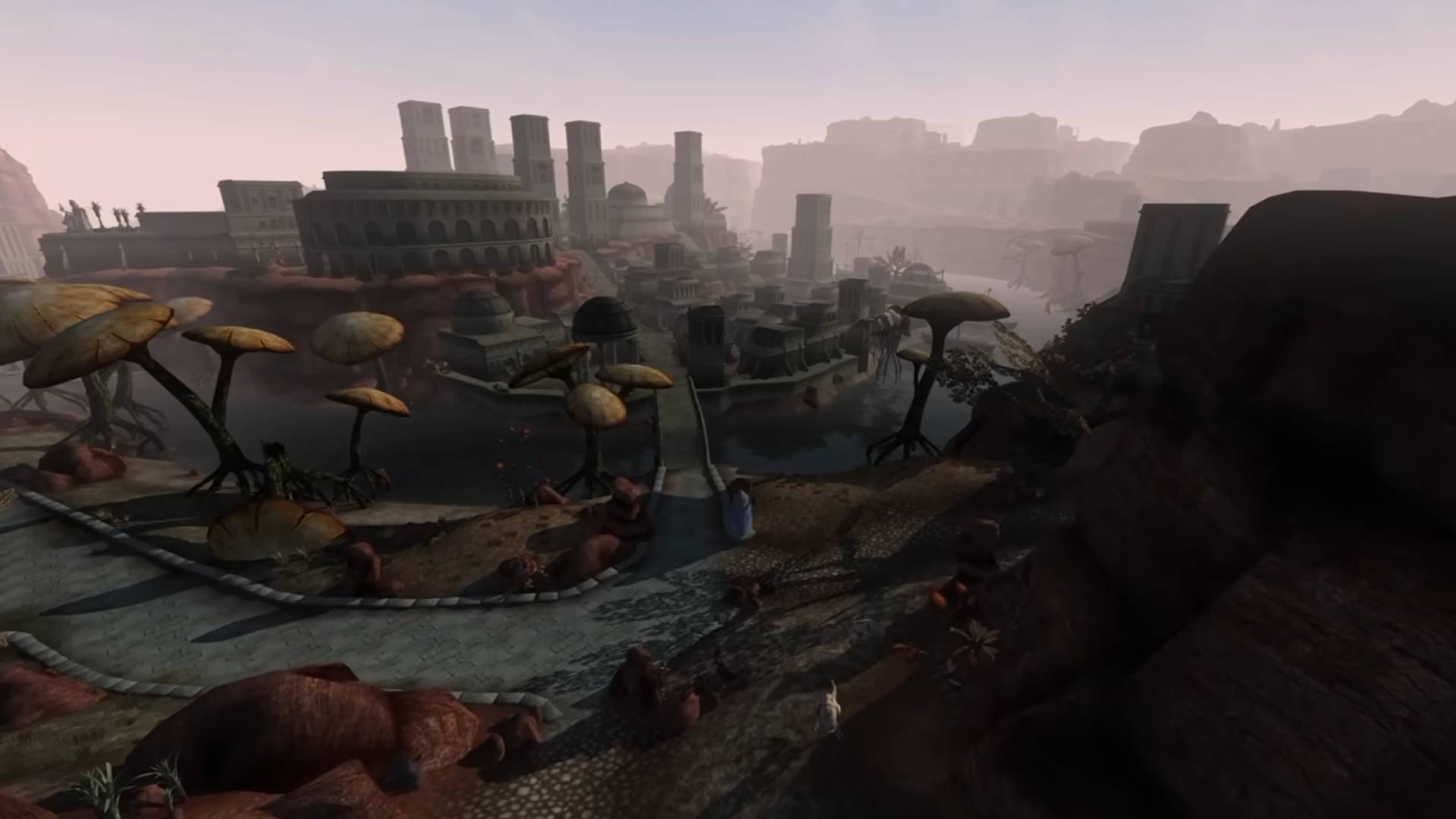 Morrowind zeigt eine neblige Stadtlandschaft mit hohen Pilzen, alten Gebäuden und felsigen Schluchten im Hintergrund.