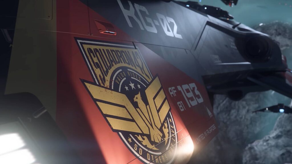 Nahaufnahme eines Raumschiffs aus Squadron 42 mit Squadron-42-Logo auf der roten Außenhülle vor einem felsigen Weltraumhintergrund.