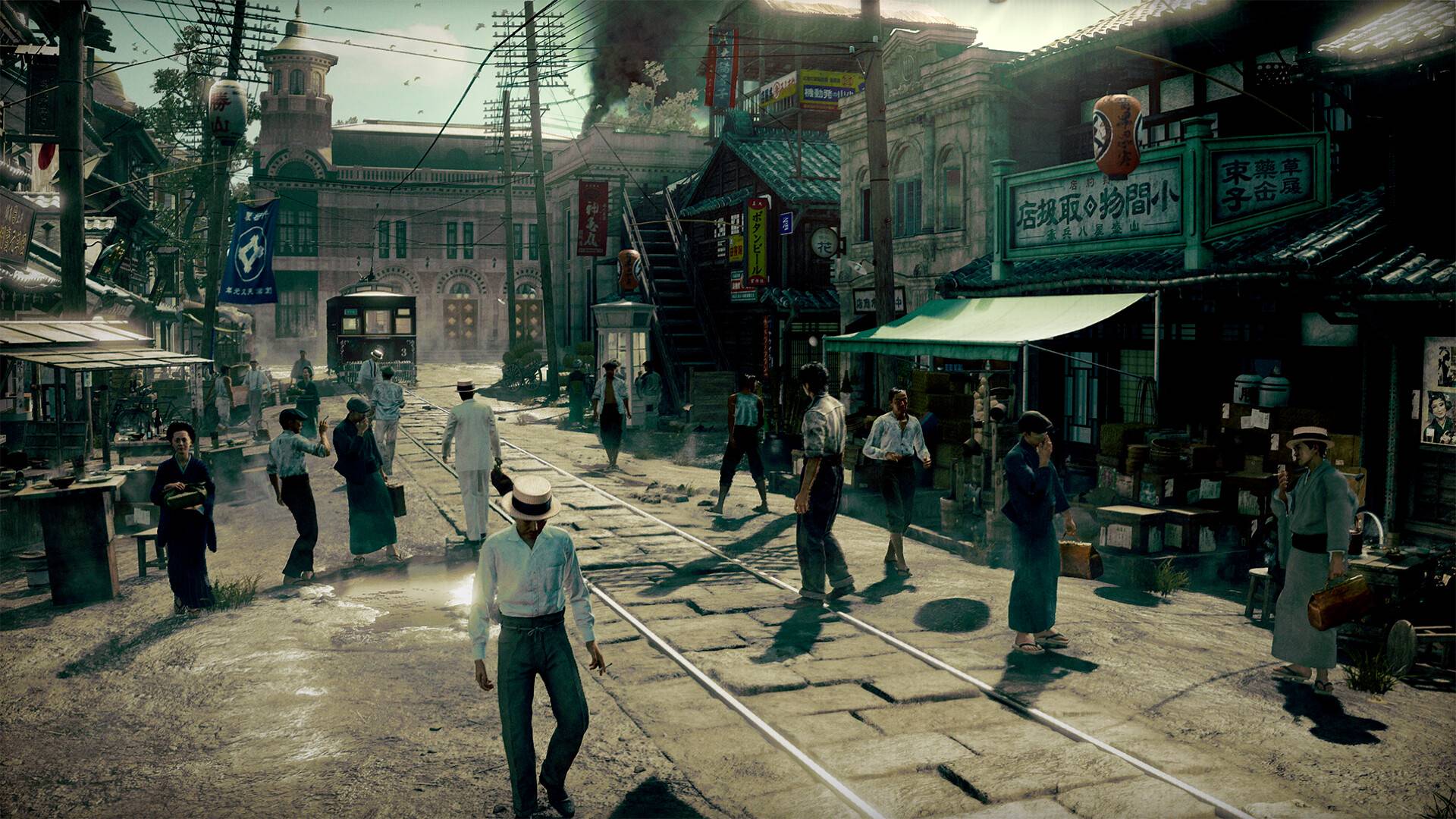 Stranger Than Heaven zeigt eine belebte historische Stadtstraße in Japan mit Straßenbahnschienen, Geschäften, vielen Passanten und rauchender Kulisse.