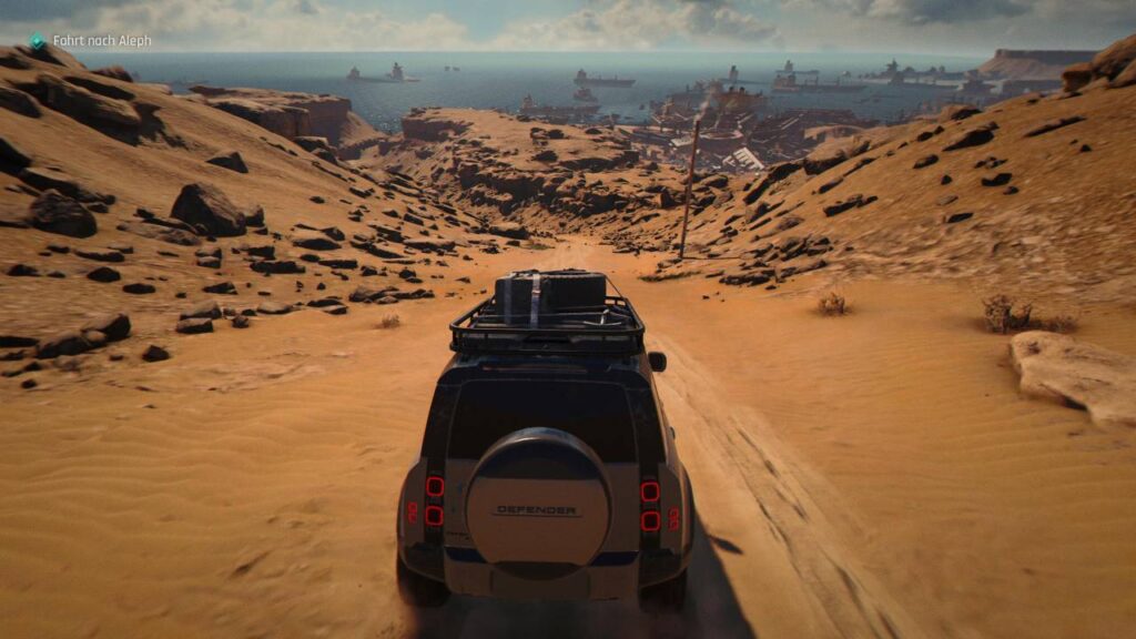 James Bond fährt in 007 First Light mit einem Geländewagen durch eine sandige Wüstenlandschaft