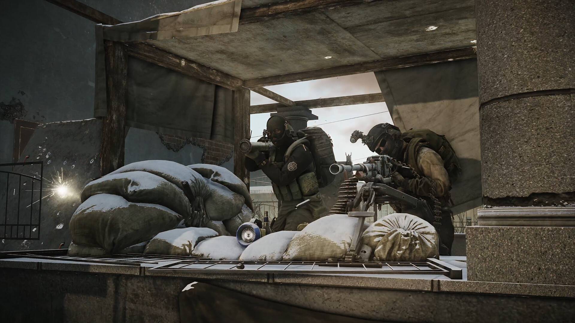 Escape from Tarkov zeigt zwei schwer bewaffnete Kämpfer hinter Sandsäcken, die in einem zerstörten Gebäude Stellung beziehen.
