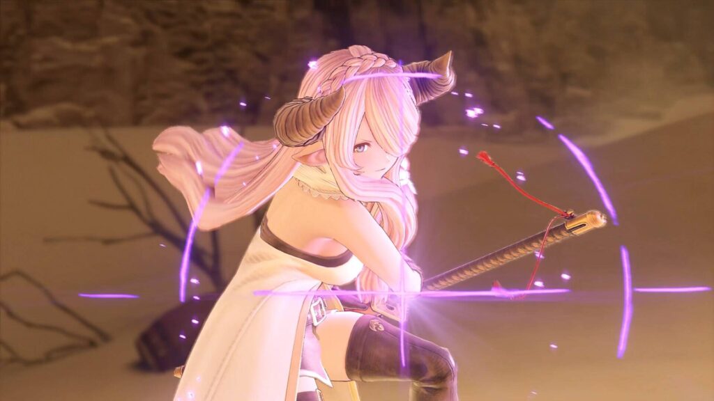 Granblue Fantasy Relink zeigt eine blonde Kämpferin mit Hörnern und Katana, umgeben von violetten Energieeffekten in einer sandigen Umgebung.