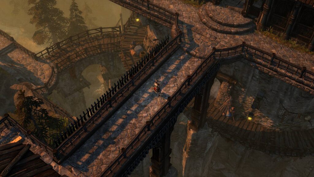 Eine Spielfigur überquert in Grim Dawn eine steinerne Brücke zwischen düsteren Festungsanlagen und tiefen Schluchten.