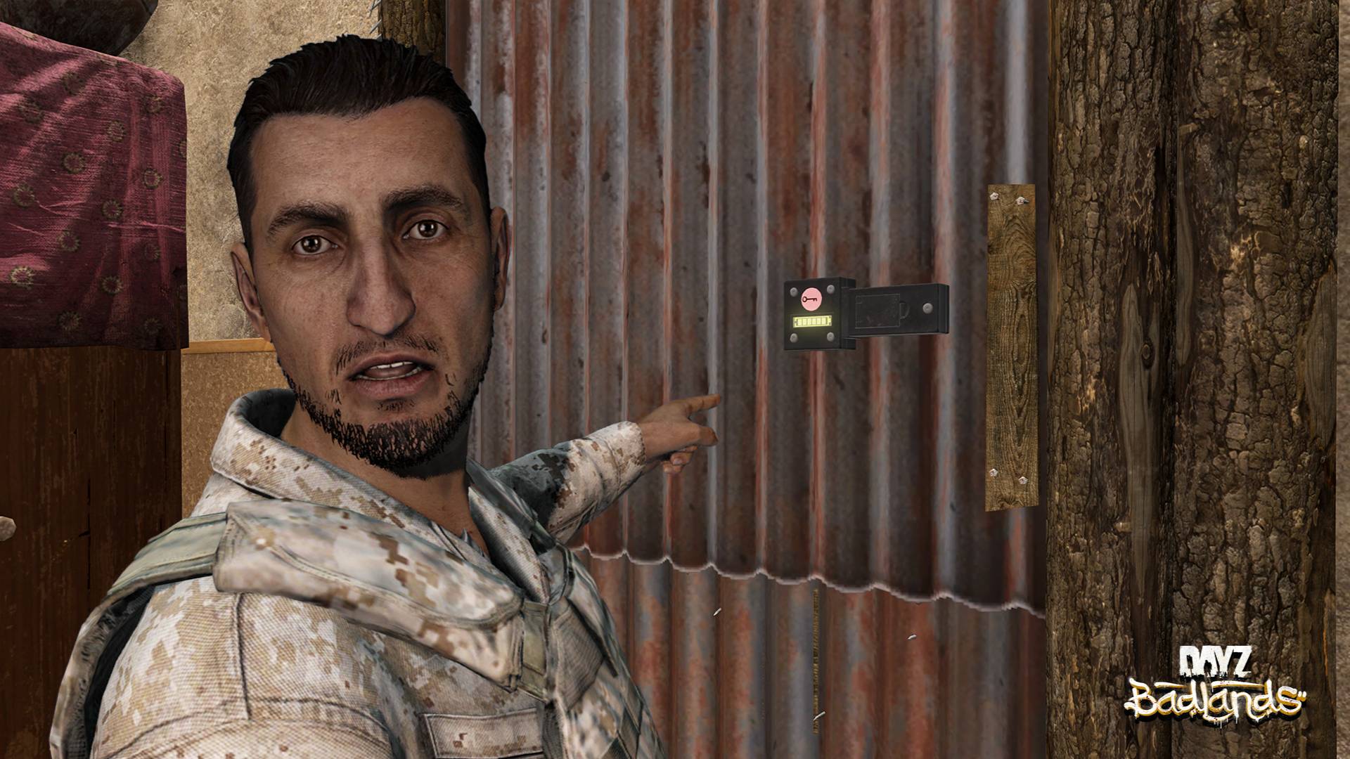 DayZ Badlands zeigt einen Überlebenden, der auf ein Schloss an einer improvisierten Metalltür zeigt.