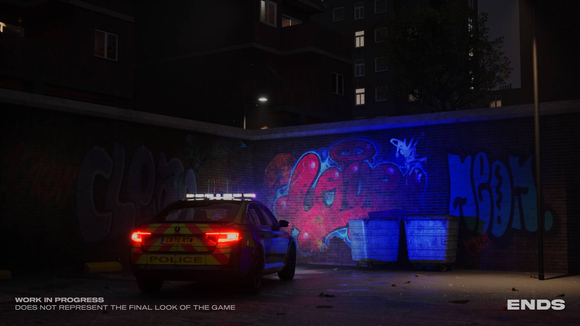 ENDS zeigt einen britischen Polizeiwagen bei Nacht vor einer Graffiti-Wand in einem dunklen Innenhof.