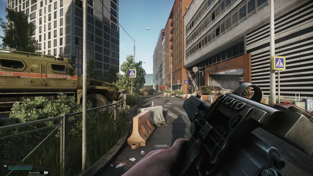 Escape from Tarkov zeigt eine Ego-Perspektive mit Waffe in einer abgesperrten Stadtstraße zwischen Militärfahrzeugen, Betonbarrieren und modernen Gebäuden.