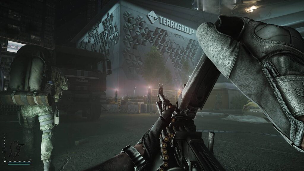 Escape from Tarkov Gameplay-Szene bei Nacht mit bewaffnetem Spieler vor einem TerraGroup-Gebäude