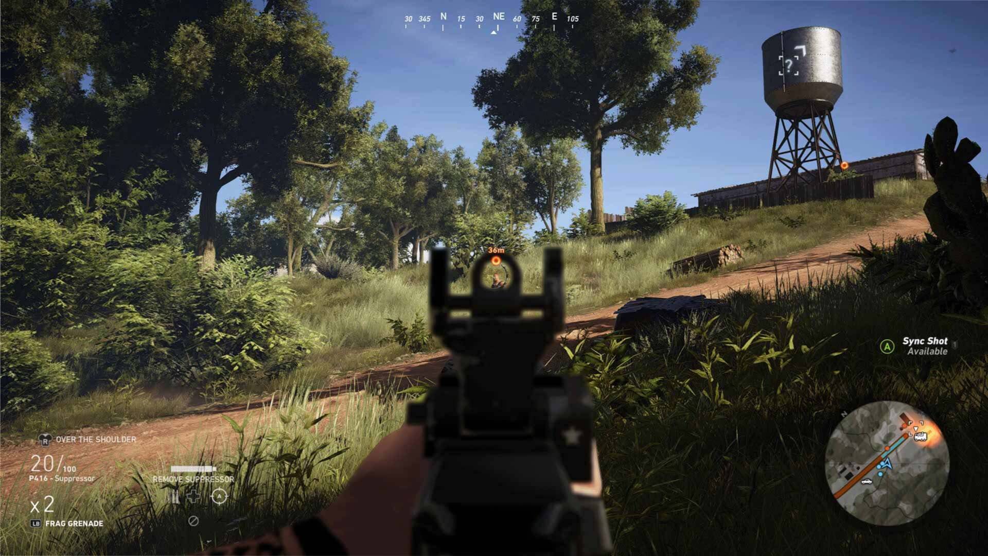 Ghost Recon Wildlands zeigt eine Zielansicht auf einen Gegner in bewaldetem Gelände mit Wasserturm und Außenposten im Hintergrund.