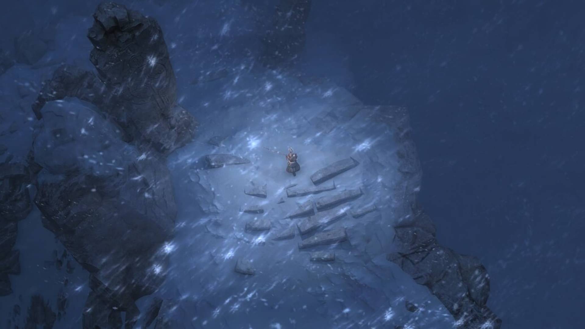 Grim Dawn zeigt eine Figur auf einer vereisten Klippe zwischen uralten Felsstatuen während eines dichten Schneesturms.