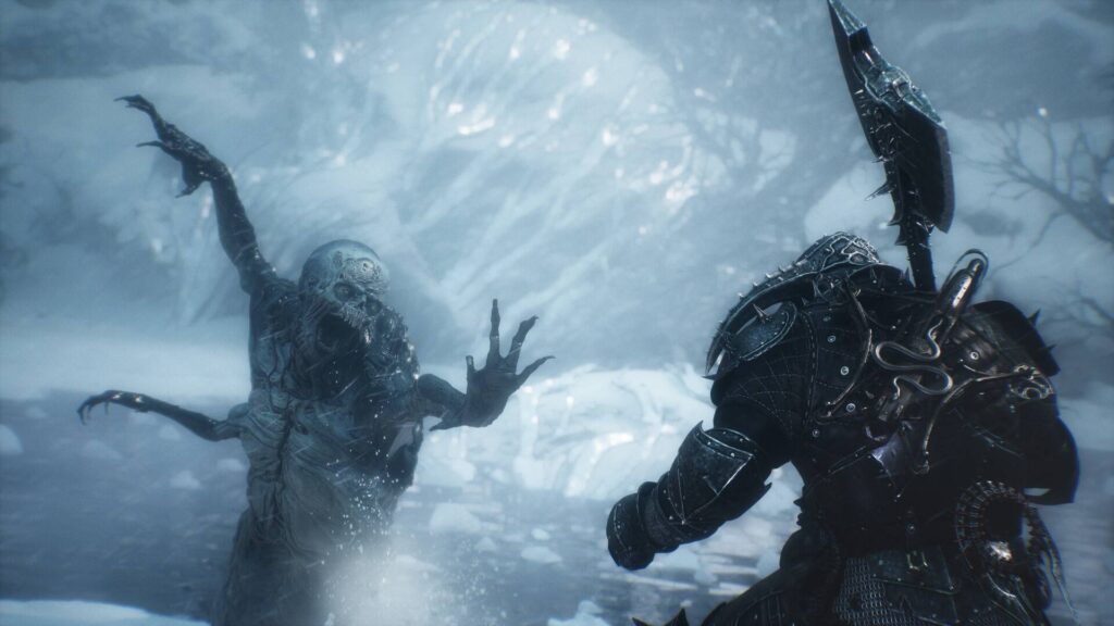 Ein gepanzerter Krieger kämpft in Mortal Shell 2 in einer verschneiten Landschaft gegen eine groteske Kreatur mit mehreren Armen.