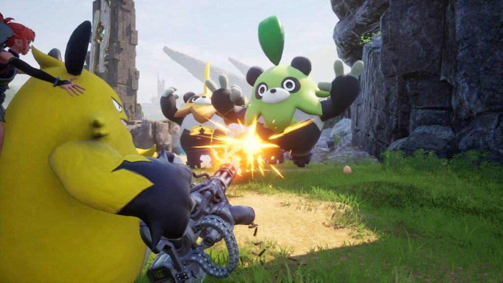 Ein gelbes Pal feuert in Palworld mit einer Minigun auf mehrere pandaartige Gegner in einer felsigen Graslandschaft.