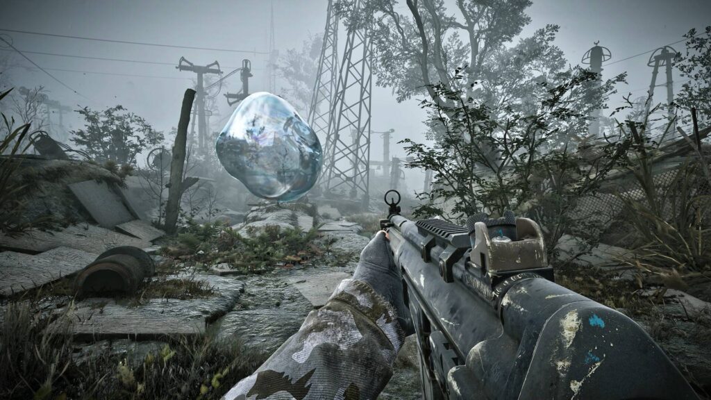 Stalker 2: Cost of Hope zeigt eine Ego-Perspektive mit Waffe in einer grauen, überwucherten Anomaliezone mit schwebender Blase und Strommasten.