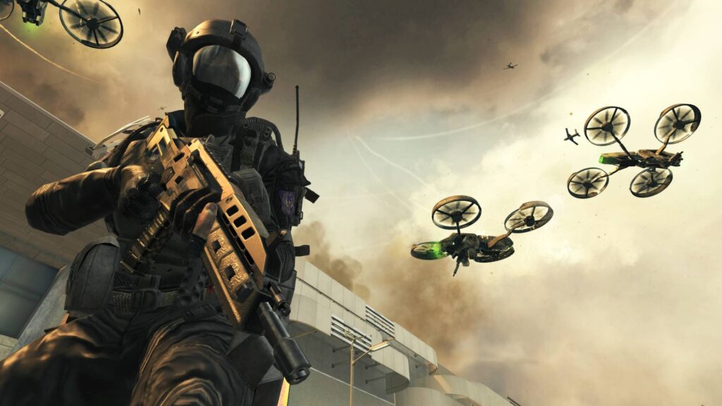 Ein futuristischer Soldat hält in Call of Duty: Black Ops 2 ein Sturmgewehr, während mehrere Drohnen über ihm fliegen.
